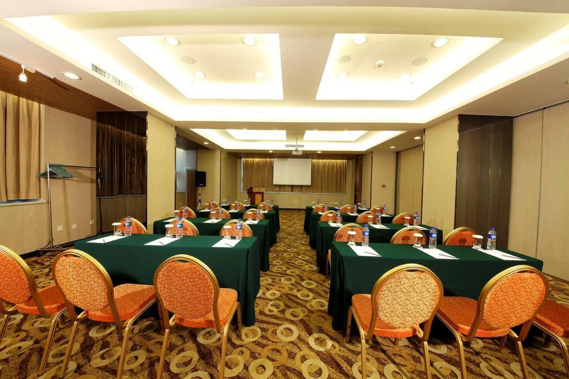 Holiday Inn City Centre Harbin Exteriör bild